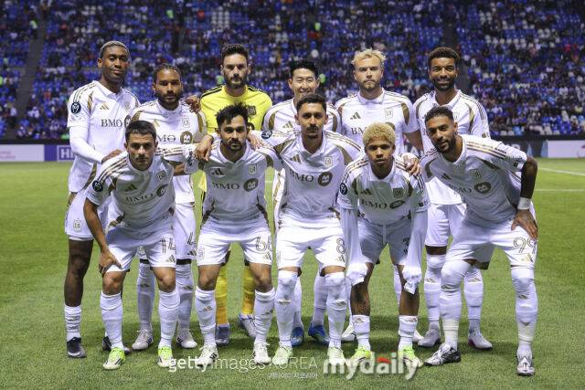LAFC 선수단이 크루스 아술과의 2026시즌 북중미축구연맹 챔피언스컵 4강 2차전 원정경기에 앞서 단체 촬영을 하고 있다./게티이미지코리아