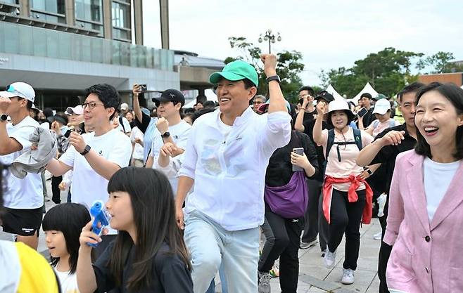 [서울=뉴시스]오세훈 서울시장이 남산 둘레길에서 열린 손목닥터9988 200만 돌파 기념행사에서 걷기&기부챌린지 시작 전 시민들과 함께 준비운동을 하고 있다. (사진=서울시 제공) 2026.04.21. *재판매 및 DB 금지