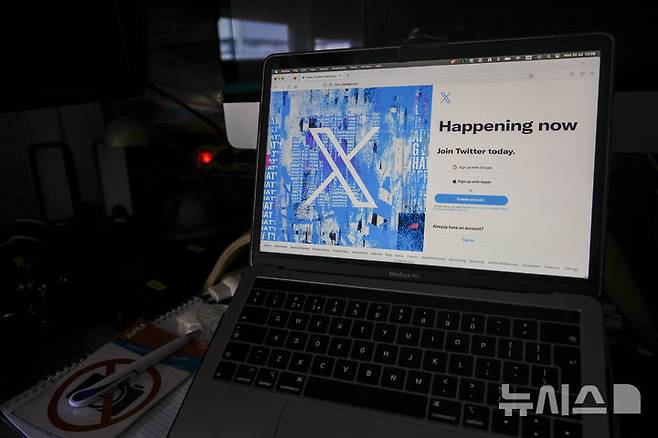 [베오그라드=AP/뉴시스] 한 노트북 화면에 소셜미디어 '트위터(X·현 엑스)' 로고와 로그인 페이지가 띄워져 있다.