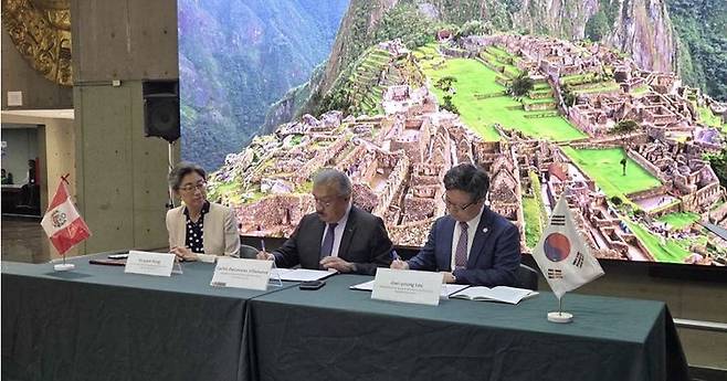 [서울=뉴시스] 지난 17일 홍소연 주페루 대한민국대사관 참사관, 카를로스 펠리페 페루 문화부 사무총장, 이귀영 국가유산진흥원장이 협의의사록을 체결하는 모습 (사진=국가유산청 제공) 2026.04.21. photo@newsis.com *재판매 및 DB 금지