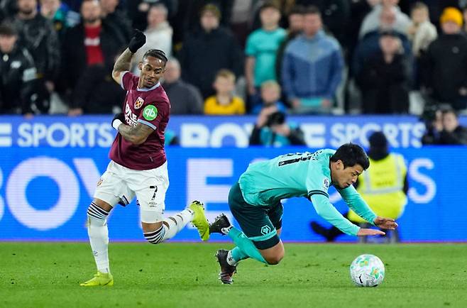 [런던=AP/뉴시스] 울버햄프턴 원더러스의 황희찬(오른쪽)이 10일(현지 시간) 영국 런던의 런던 스타디움에서 열린 2025-26 EPL 32라운드 웨스트햄 유나이티드와 경기 중 공을 다투고 있다. 황희찬은 팀이 0-3으로 끌려가던 후반 26분 교체 출전했으며, 울버햄프턴은 0-4로 패해 최하위에 머물며 강등을 코앞에 뒀다. 2026.04.11.