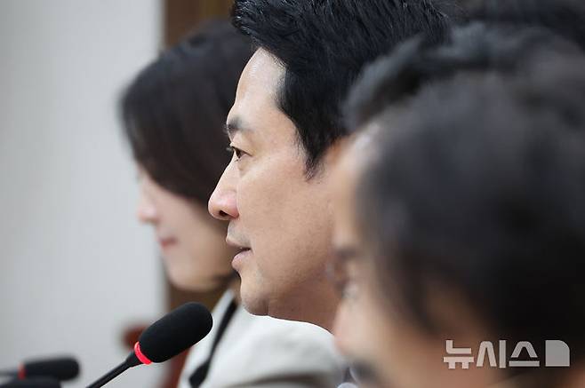 [서울=뉴시스] 조성봉 기자 = 장동혁 국민의힘 대표가 21일 오후 서울 여의도 국회에서 열린 'A(all)부터 Z(zero)까지 교통혁명! 모두가 부담 없는 이동권 복지 공약 발표'에서 공약을 발표하고 있다. 2026.04.21. suncho21@newsis.com