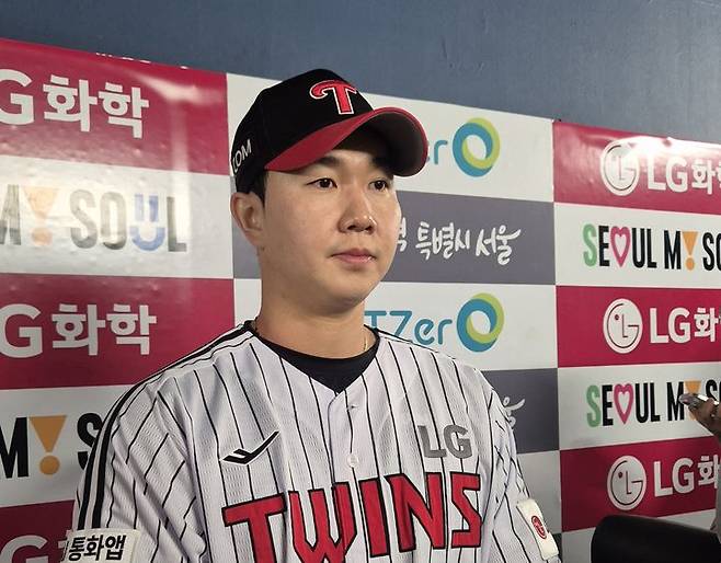 [서울=뉴시스] 문채현 기자 = 프로야구 LG 트윈스의 유영찬이 21일 서울 잠실구장에서 열린 2026 신한 쏠 KBO리그 한화 이글스와의 경기에서 시즌 10세이브를 달성한 뒤 취재진과 인터뷰를 하고 있다. 2026.04.21. dal@newsis.com *재판매 및 DB 금지