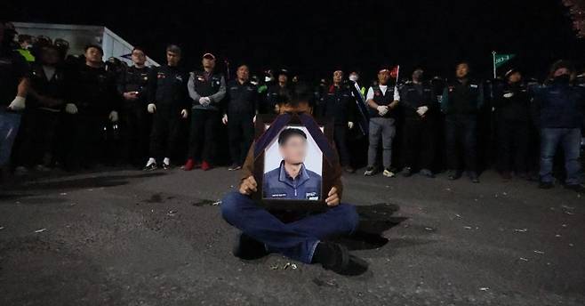 사망 조합원 영정 20일 오후 경남 진주시 정촌면 BGF로지스 진주센터 입구에서 화물연대 관계자가 이날 집회 중 차 사고로 숨진 A 조합원의 영정을 들고 있다. 2026.4.20 [연합뉴스 제공]