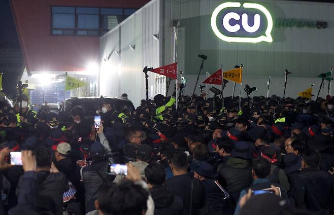 20일 오후 경남 진주시 정촌면 BGF로지스 진주센터에서 화물연대 관계자가 센터 입구로 진입하려는 과정에서 경찰과 대치하고 있다. 연합뉴스
