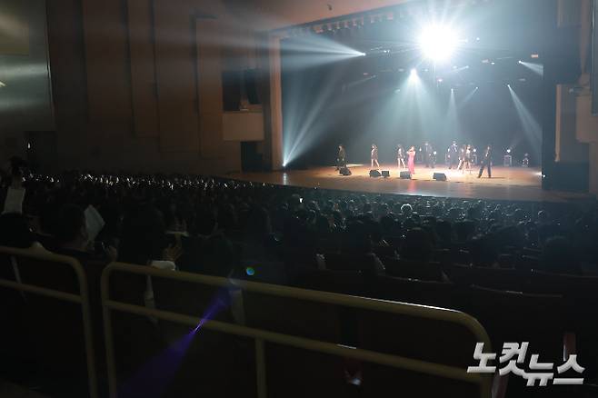 객석을 가득 메운 관객들. 이상록 기자