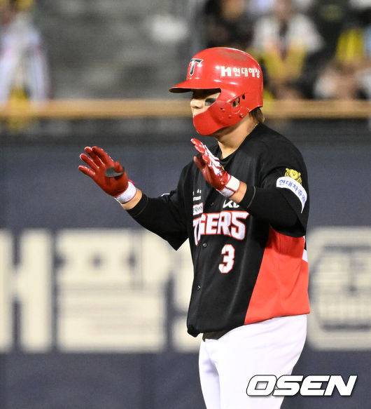 [OSEN=잠실, 이대선 기자] 17일 서울 잠실야구장에서 2026 신한 SOL KBO리그 두산 베어스와 KIA 타이거즈의 경기가 열렸다.이날 두산은 잭로그, KIA는 이의리를 선발로 내세웠다.7회초 1사 1,2루에서 KIA 김선빈이 우중간 2타점 적시 2루타를 치고 환호하고 있다. 2026.04.17 /sunday@osen.co.kr