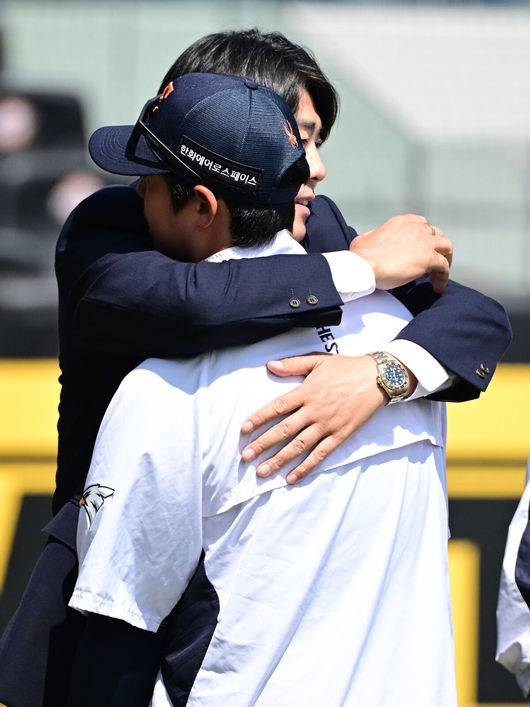 [OSEN=대전, 최규한 기자] 12일 대전 한화생명볼파크에서 ‘2026 신한 SOL KBO리그’ 한화 이글스와 KIA 타이거즈의 경기가 열린다.홈팀 한화는 잭 쿠싱, 방문팀 KIA는 애덤 올러를 선발로 내세운다. 경기를 앞두고 한화 노시환과 정민철 해설위원이 인사를 나누고 있다. 2026.04.12 / dreamer@osen.co.kr