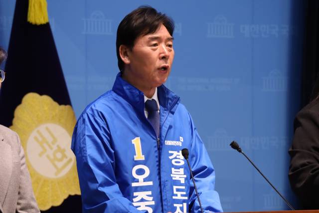 ▲오중기 더불어민주당 경북도지사 후보가 21일 국회 소통관에서 기자회견을 열고, 인구 소멸 위기에 처한 경상북도의 현실을 '정치가 아닌 생존의 문제'로 규정하며 도민과 국민의 지지를 호소했다.ⓒ오중기 예비후보 제공