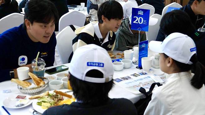 이정환 프로와 함께 조 이름을 정하며 웃음꽃을 피우는 골프 꿈나무들.