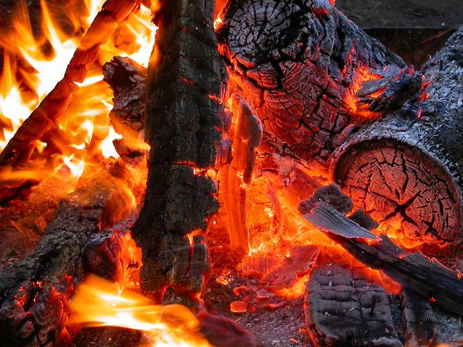 피해자를 결박한 뒤 장시간 불길을 가해 사망에 이르게 한 ‘숯불 고문’ 사건에 사용된 것과 유사한 형태의 장작불 모습. 게티이미지뱅크