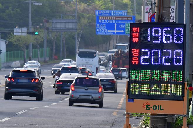 전국 평균 휘발유 가격이 2000원을 넘어선 가운데 20일 오전 경북 포항시 남구 철강공단에 있는 한 주유소에서 경유가 휘발유보다 60원 비싸게 판매되고 있다. 한국석유공사 유가정보시스템 오피넷에 따르면 3차 석유 최고가격제 시행 10일째인 19일 오전 9시 기준 리터(L)당 전국 휘발유 평균 가격은 전날 대비 0.42원 오른 2000.93원으로 집계됐다.&nbsp; &nbsp; 뉴스1