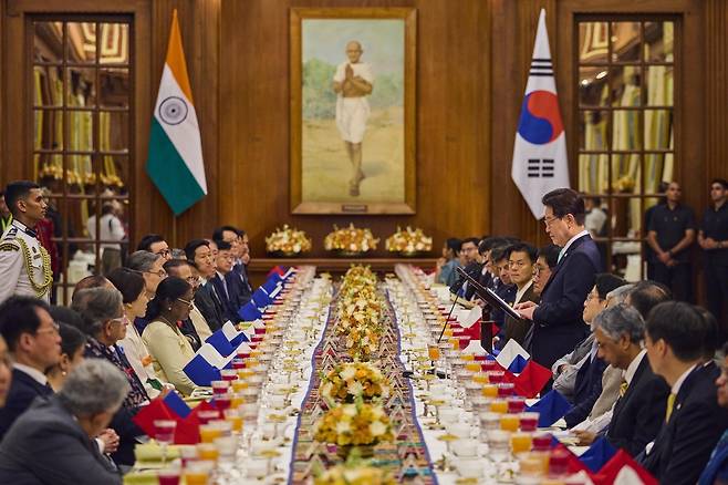 국빈 만찬 인도를 국빈 방문한 이재명 대통령이 20일(현지시간) 뉴델리 대통령궁에서 열린 국빈 만찬에서 인사말을 하고 있다. 21일 인도 방문 일정을 마친 이 대통령은 이날부터 24일까지 베트남을 국빈 방문해 경제·안보 분야 협력 강화 논의에 나선다. 뉴델리=남정탁 기자