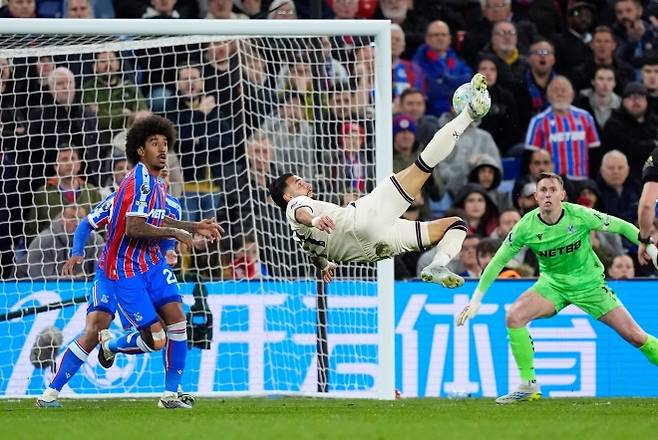 웨스트햄 유나이티드의 발렌틴 카스테야노스가 20일(현지 시간) 영국 런던의 셀허스트 파크에서 열린 2025-26 프리미어리그 33라운드 크리스털 팰리스와 경기 중 오버헤드킥을 시도하고 있다. 두 팀이 0-0으로 비기면서 황희찬이 속한 울버햄프턴 원더러스는 남은 일정과 상관없이 2부 리그로 강등이 확정됐다. 2026.04.21 런던 AP 뉴시스