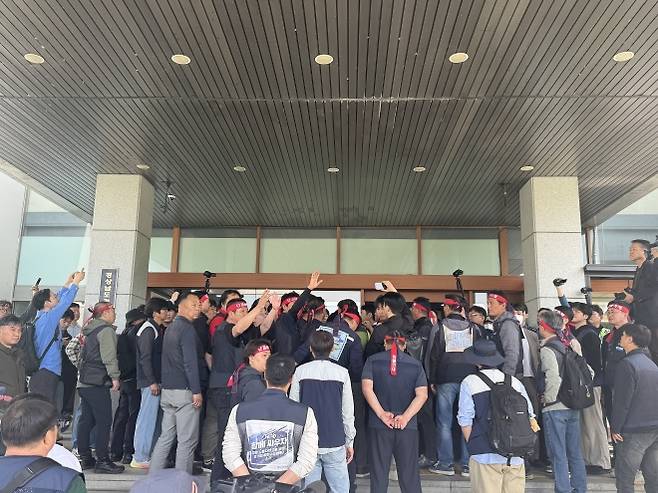 민주노총 공공운수노조 화물연대가 21일 오전 경남 창원시 의창구 경남경찰청 입구에서 경남청장 면담을 요구하고 있다. 2026.4.21. 이창언 기자