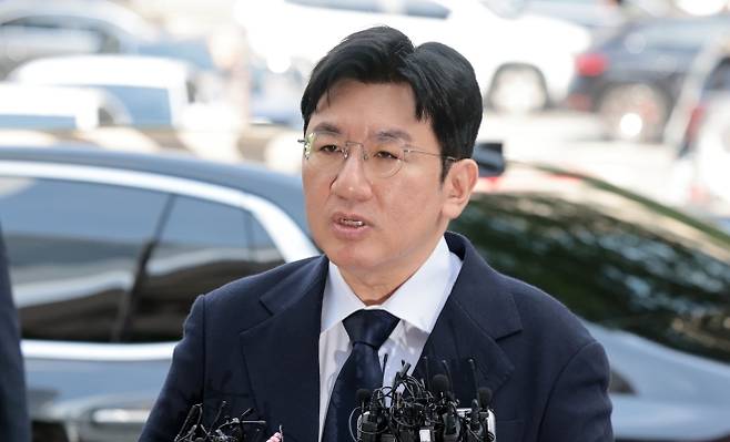 ‘부정거래 의혹’ 방시혁 의장, 경찰 출석 - 기업공개(IPO)를 앞두고 투자자들을 속여 지분을 팔게 한 의혹을 받는 방시혁 하이브 의장이 15일 서울 마포구 서울경찰청 금융범죄수사대에 피의자 신분으로 출석하며 취재진 질문에 답하고 있다. 2025.9.15 연합뉴스