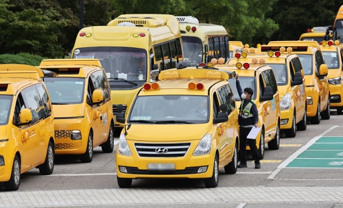 어린이 통학버스 점검하는 관계자들 - 25일 오전 경기도 수원시 장안구 수원종합운동장 주차장에서 수원시, 한국교통안전공단 등 관계자들이 어린이 통학버스 합동점검을 하고 있다. 기사와 관련없음. 2024.9.25 연합뉴스