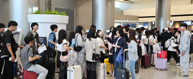 제주공항 출국장 수속 카운터가 수학여행단으로 붐비고 있다. 서울신문DB