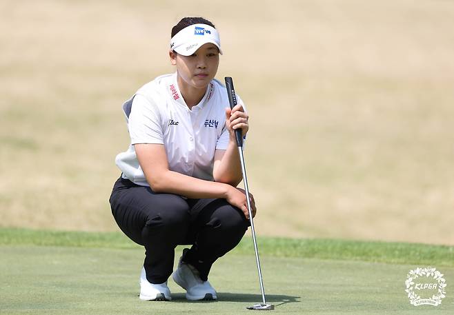 그린 경사를 파악하고 있는 김민솔. 사진 제공=KLPGA