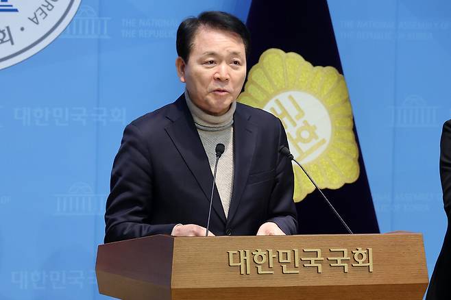 성일종 국민의힘 의원이 1월30일 국회 소통관에서 더불어민주당이 이날 발의한 행정통합 법안 관련 철회를 촉구하고 있다. ⓒ연합뉴스