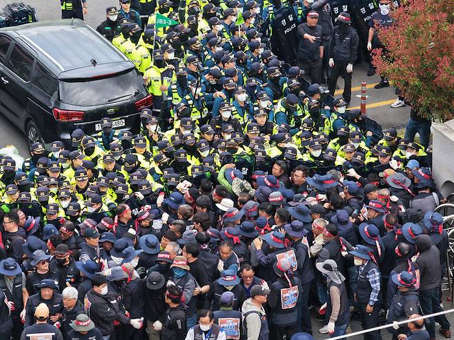 4월20일 경남 진주시 정촌면 BGF로지스 진주센터에서 화물연대 관계자가 센터 입구로 진입하려는 과정에서 경찰과 대치하고 있다. 이날 센터 입구에서 집회 중 2.5t 화물차가 집회 참가자와 부딪치는 사고가 발생해 1명이 숨지고, 2명(중상·경상 각 1명)이 다쳤다. ⓒ 연합뉴스
