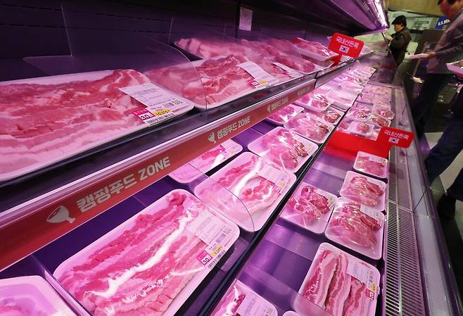 농림축산식품부는 중동 정세 불안에 따른 물가 부담을 완화하기 위해 22일부터 다음 달 말까지 한돈자조금을 활용한 할인 행사를 추진한다고 21일 밝혔다. 사진은 서울의 한 대형마트 돼지고기 진열대 ⓒ연합뉴스