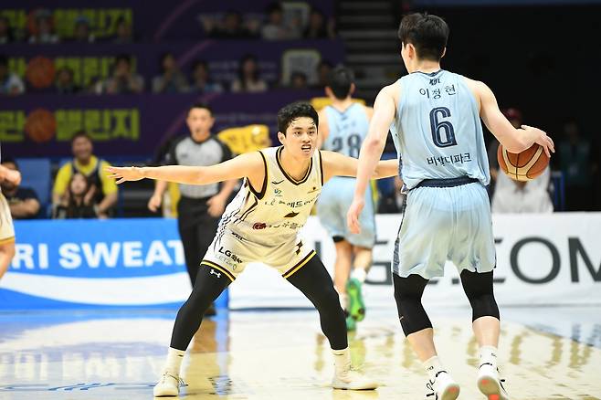 LG 유기상(왼쪽)과 소노 이정현은 4강 PO서 치열한 백코트 경쟁을 펼친다. 사진제공｜KBL&nbsp;