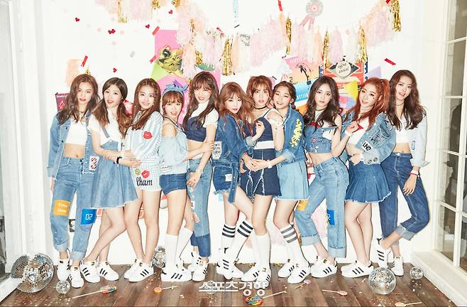 그룹 아이오아이. 스윙엔터테인먼트 제공