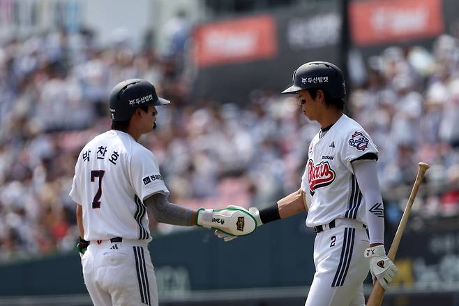 두산 김민석(우측)과 박찬호. 두산 베어스 제공