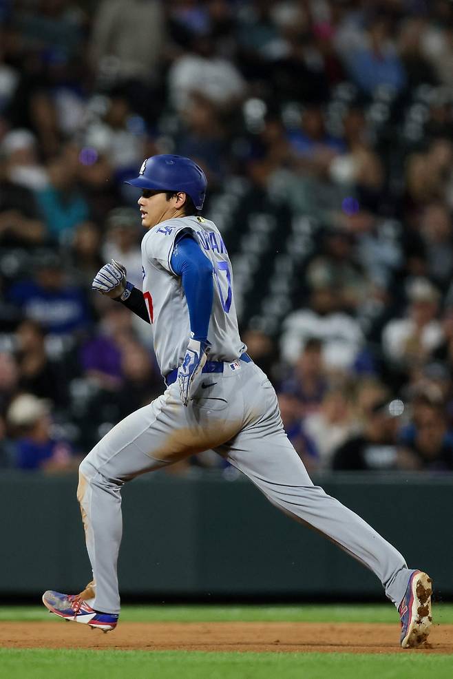 LA 다저스 오타니가 21일 콜로라도전에서 8회초 상대 폭투 때 2루에서 3루로 내달리고 있다. AFP연합뉴스