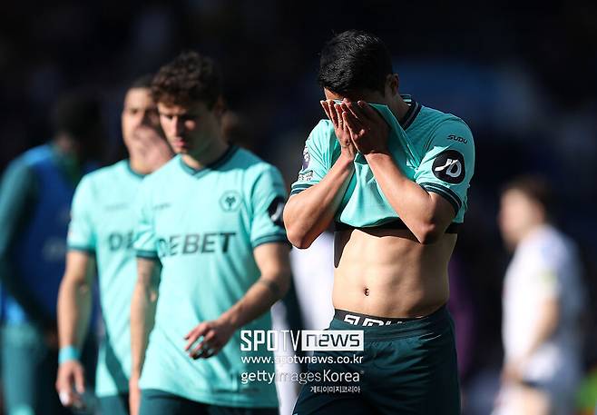 ▲ 이로써 울버햄프턴은 2017-2018시즌 챔피언십(2부) 우승으로 EPL에 승격한 뒤 이어온 1부리그 생활을 8시즌 만에 마감하게 됐다.&nbsp;오랜 기간 중위권을 지키며 안정적인 전력을 유지했던 팀이지만 이번 시즌은 시작부터 끝까지 흔들렸다. 특히 시즌 초반 부진이 치명적이었다. 개막 후 19경기 동안 단 한 번도 승리를 거두지 못해 3무 16패란 최악의 성적을 쌓았다.