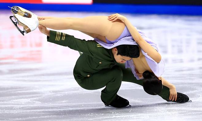 ▲ 애초 서로 다른 국적을 보유한 남녀 스케이터였지만 아이스댄스란 종목 안에서 임해나(사진 위)와 권예는 꾸준히 손발을 맞췄다. 둘은 비교적 짧은 시간에 의미 있는 성과를 쌓아 올렸다. 2021-2022시즌에 서광을 비췄다.국제빙상경기연맹(ISU) 주니어 그랑프리 1차 대회에서 동메달을 수확해 한국 아이스댄스 사상 처음으로 메이저 국제대회 포디움에 입성했다. ⓒ&nbsp;연합뉴스 / EPA