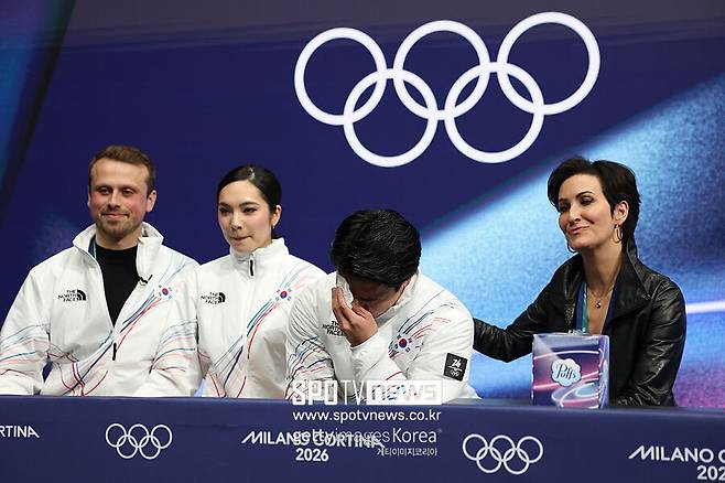 ▲ 올림픽 출전을 향한 여정은 녹록지 않았다.&nbsp;아이스댄스는 파트너끼리 동일 국적을 보유해야 올림픽 은반을 지칠 수 있다. 이를 위해 권예(왼쪽에서 셋째)는 특별 귀화를 통해 한국 국적을 취득했고 둘은 곡절 끝에 태극마크를 달고 밀라노 전장에 설 수 있었다. 하나 결과는 기대에 미치지 못했다. 2026 밀라노·코르티나담페초 동계 올림픽 아이스댄스 리듬댄스에서 64.69점으로 22위에 머물렀다. 상위 20개 팀에 주어지는 프리댄스 진출권을 확보하지 못했다.&nbsp;