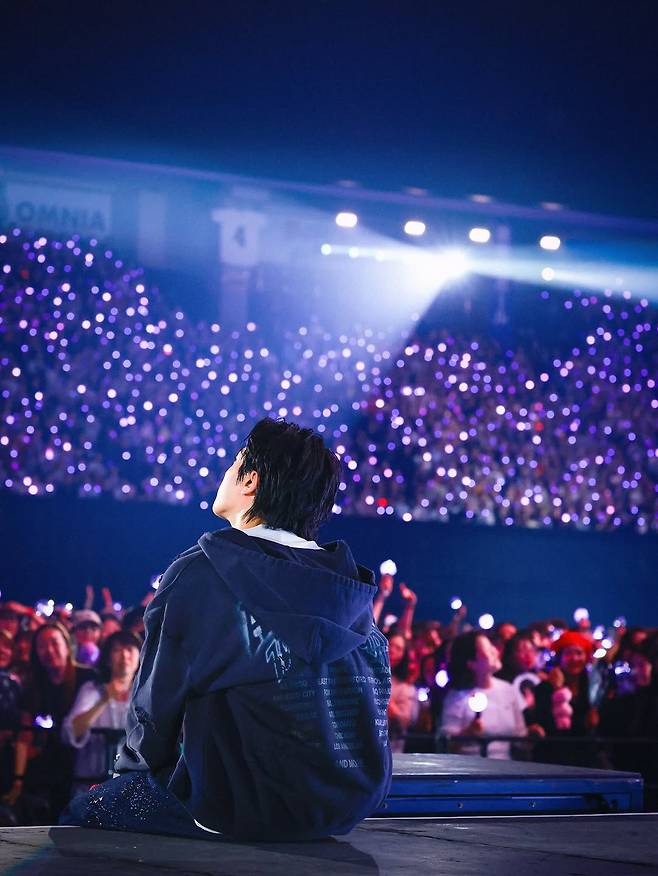 일본 사로잡은 방탄소년단 진, 압도적 비주얼·보컬·퍼포먼스..'근본적인 아름다움'