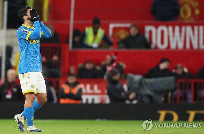 얼굴을 감싸 쥐고 있는 황희찬 [EPA=연합뉴스 자료사진]