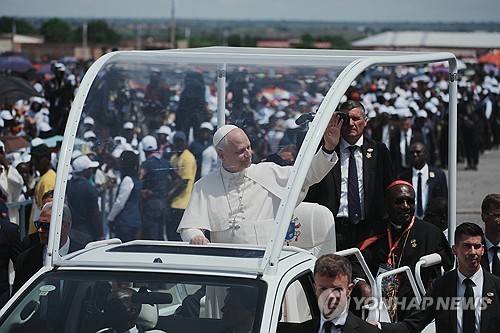 앙골라 사우리모 과장에서 미사를 집전하기 위해 도착한 교황  [AP=연합뉴스 자료사진. 재판매 및 DB금지]