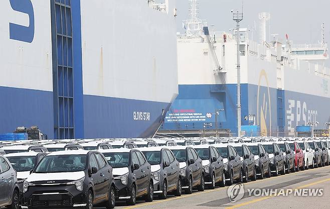 반도체 업고 1∼20일 수출 50%↑…중동發 원유 수입 넉달째 증가 (평택=연합뉴스) 홍기원 기자 = 지난 3일 경기도 평택항에 수출용 자동차가 세워져 있는 모습. 2026.4.3 xanadu@yna.co.kr