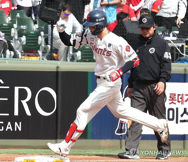 윤동희 선제 2점 홈런 (부산=연합뉴스) 강선배 기자 = 5일 부산 사직야구장에서 열린 프로야구 SSG 랜더스와 롯데 자이언츠의 경기. 3회 말 무사 1루 상황 롯데 윤동희가 선제 좌월 2점 홈런을 치고 3루 베이스를 돌고 있다. 2026.4.5 sbkang@yna.co.kr