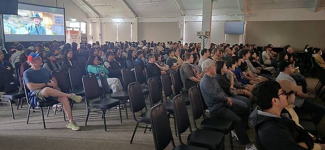 영화 '왕과 사는 남자' 관람하는 축제 참가자들 [와이카토 한인회 제공]