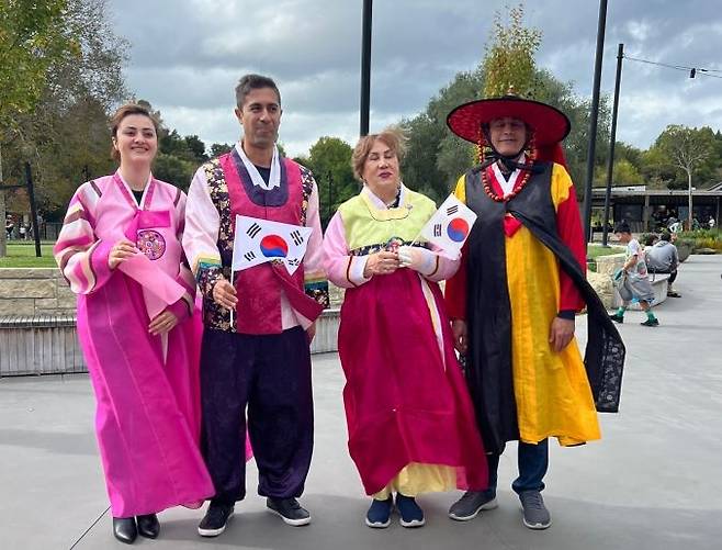 한복 체험하는 뉴질랜드 현지인들 [와이카토 한인회 제공]