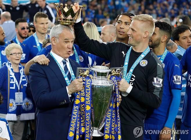 EPL 우승 트로피를 들고 기뻐하는 클라우디오 라니에리 감독 [AP=연합뉴스 자료사진]