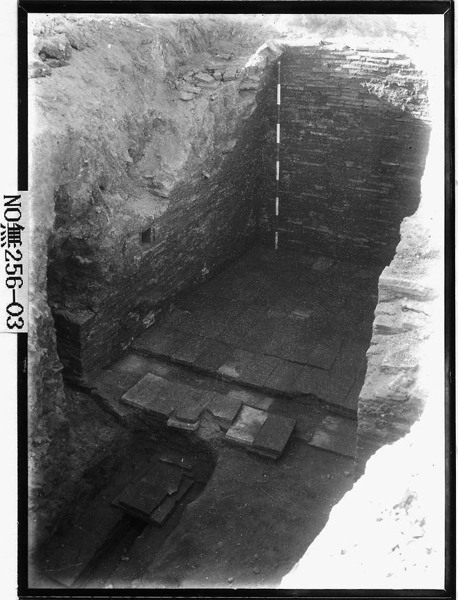 공주 교촌리 제3호 전축분(벽돌무덤) 내부  일제강점기 유리 건판 자료 [국립중앙박물관 제공. 재판매 및 DB 금지]