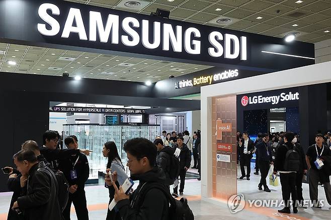 삼성SDI 둘러보는 참관객들 (서울=연합뉴스) 강민지 기자 = 11일 서울 강남구 코엑스에서 열린 배터리 산업 전문 전시회 '인터배터리 2026'에서 참관객들이 삼성SDI 부스를 둘러보고 있다. 2026.3.11 mjkang@yna.co.kr