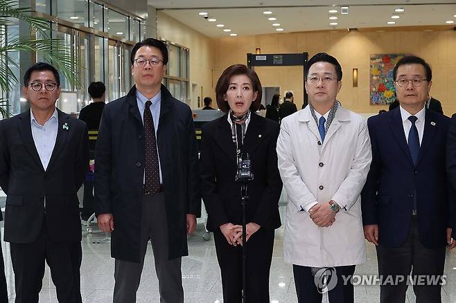 국조특위, 수원지검 방문 (서울=연합뉴스) 국회 윤석열 정권 정치검찰 조작기소 의혹 사건 진상규명 국정조사특별위원회가 9일 '연어 술 파티', '진술 회유 의혹' 검증을 위해 경기 수원지검을 현장 방문, 국민의힘 나경원 의원을 비롯한 여야 의원들이 브리핑하고 있다. 2026.4.9 [국회사진기자단] photo@yna.co.kr