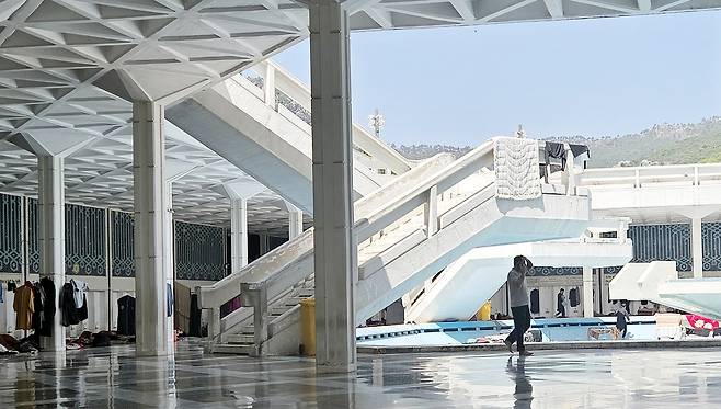 경찰 휴식공간으로 바뀐 파키스탄 최대 모스크 예배당 (이슬라마바드=연합뉴스) 손현규 특파원 = 미국과 이란이 2차 종전 회담을 앞둔 가운데 지난 20일(현지시간) 오후 파키스탄 수도 이슬라마바드에 있는 최대 규모 이슬람 사원인 '파이살 모스크' 예배당에서 경찰관들이 쉬고 있다. 2026.4.21