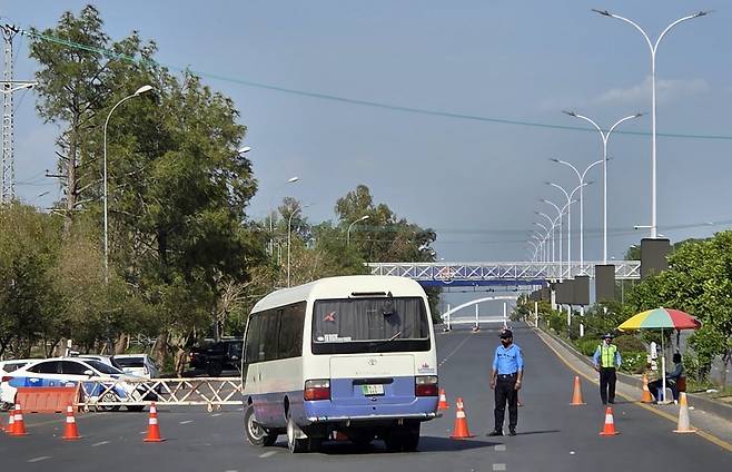 통제 수위 올린 이슬라마바드 (이슬라마바드=연합뉴스) 손현규 특파원 = 미국과 이란이 2차 종전 회담을 앞둔 가운데 지난 20일(현지시간) 오후 파키스탄 수도 이슬라마바드 주요 도로에서 경찰관들이 도로를 통제하고 차량을 우회시키고 있다. 2026.4.21
