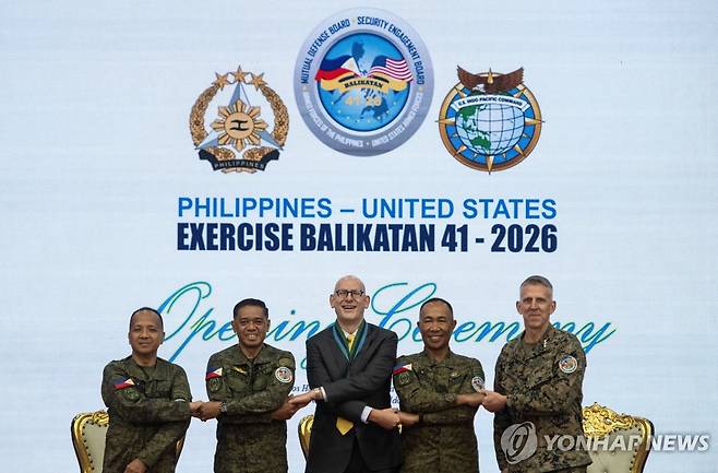 美·필리핀, 남중국해·대만해협 주변 대규모 연합훈련 개막 지난 20일(현지시간) 필리핀 루손섬 케손시티 군부대에서 열린 미국과 필리핀의 연례 연합훈련 '발리카탄' 개막식에서 미군·필리핀군 지휘관들이 악수하고 있다.
[로이터 연합뉴스 자료사진. 재판매 및 DB 금지]