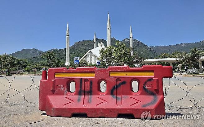 폐쇄된 파키스탄 최대 모스크 진입로 (이슬라마바드=연합뉴스) 손현규 특파원 = 미국과 이란이 2차 종전 회담을 앞둔 가운데 지난 20일(현지시간) 오후 파키스탄 수도 이슬라마바드에 있는 최대 규모 이슬람 사원 '파이살 모스크'의 진입로가 폐쇄돼 있다. 2026.4.21 son@yna.co.kr