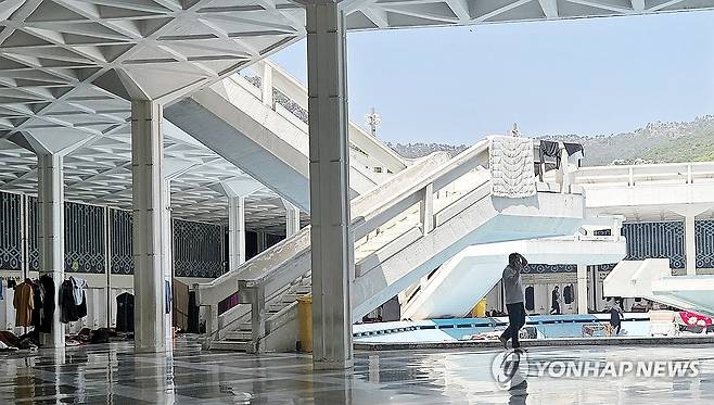 경찰 휴식공간으로 바뀐 파키스탄 최대 모스크 예배당 (이슬라마바드=연합뉴스) 손현규 특파원 = 미국과 이란이 2차 종전 회담을 앞둔 가운데 지난 20일(현지시간) 오후 파키스탄 수도 이슬라마바드에 있는 최대 규모 이슬람 사원인 '파이살 모스크' 예배당에서 경찰관들이 빨리를 하거나 쉬고 있다. 2026.4.21 son@yna.co.kr