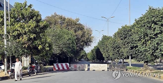 통제 수위 올린 이슬라마바드 (이슬라마바드=연합뉴스) 손현규 특파원 = 미국과 이란이 2차 종전 회담을 앞둔 가운데 지난 20일(현지시간) 오후 파키스탄 수도 이슬라마바드 주요 도로에 차단선이 설치돼 있다. 2026.4.21 son@yna.co.kr